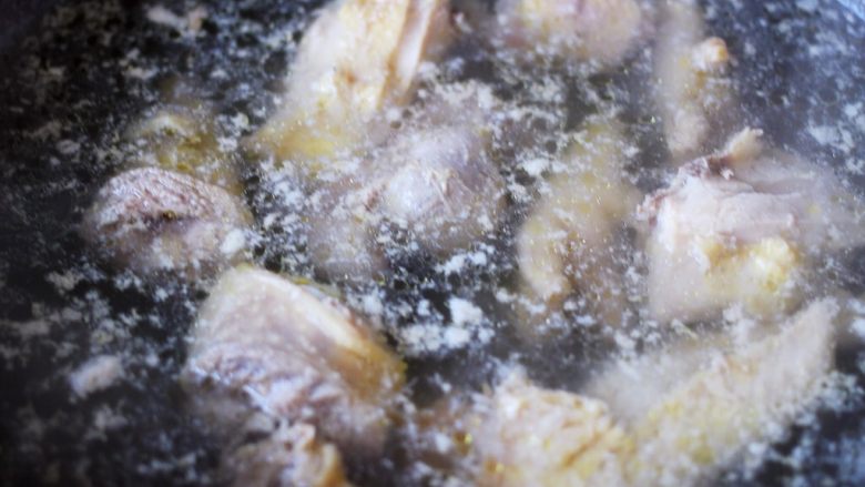 铁皮石斛百合炖土鸡,大火煮沸后，煮1分钟捞出，用自来水反复冲洗，把鸡块上的杂质全部冲洗干净后。
