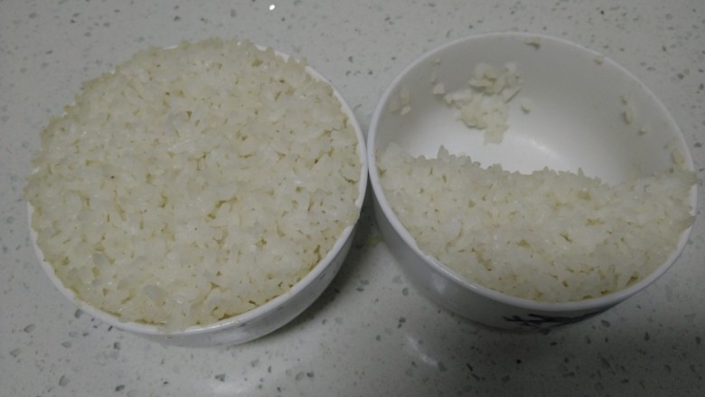 杂蔬排骨炒米,熟米饭准备好