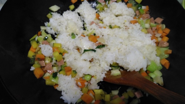 杂蔬排骨炒米,炒至蔬菜断生，放入大米。