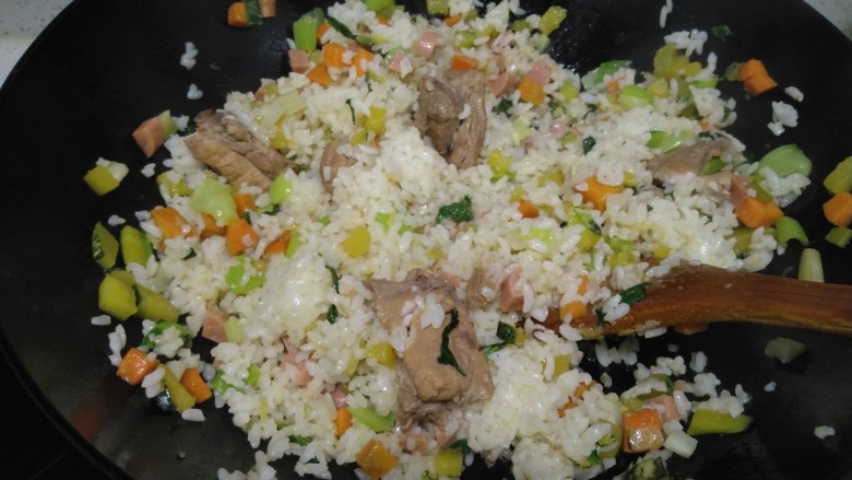杂蔬排骨炒米,翻炒均匀。