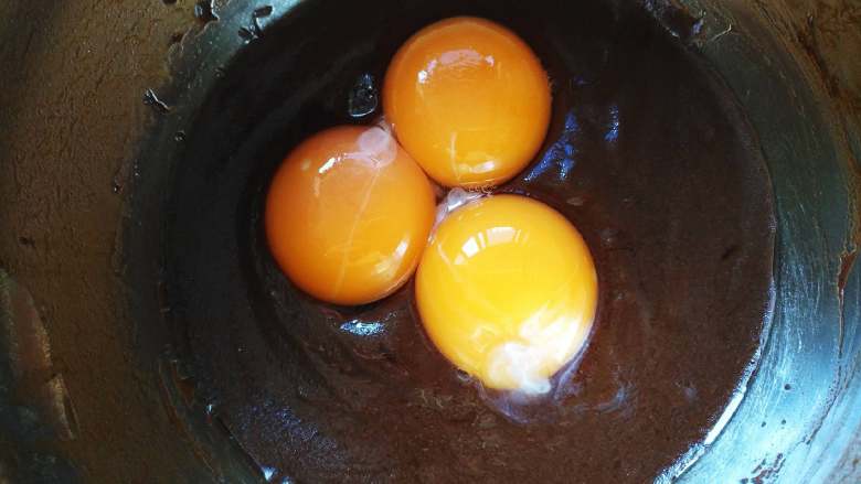 不消泡不开裂不塌陷的可可戚风纸杯蛋糕,分蛋时将蛋黄放在可可糊里