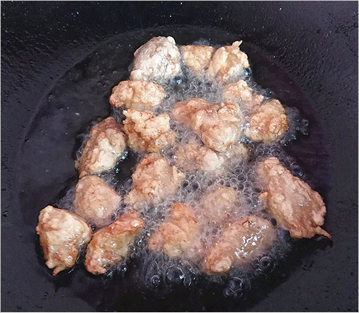 菠萝古老肉,锅里放油，油温6.7成热的时候放入肉块炸至金黄色捞出；