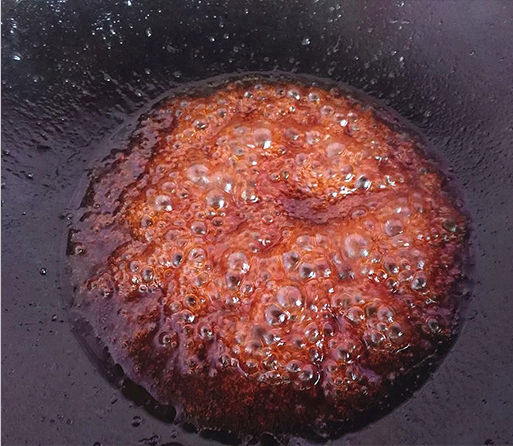 菠萝古老肉,另起锅放油，放入番茄酱、生抽、醋、白糖烧开冒泡；