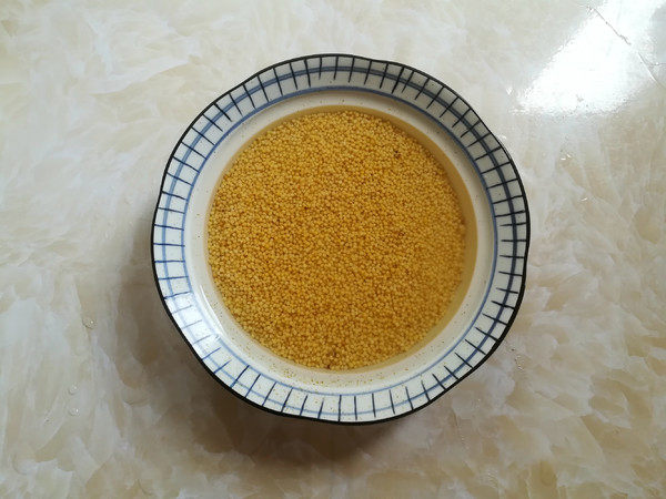 南瓜小米粥,100克的小米用水清洗两次后用浸泡15分钟