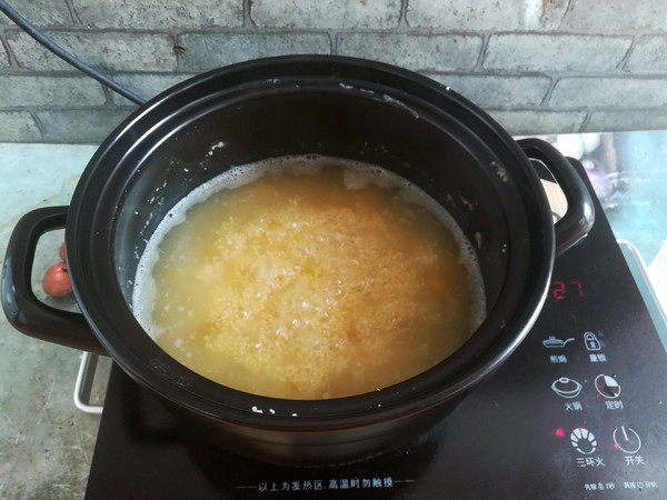 南瓜小米粥,煮开转中火熬30分钟，在砂锅上放一根筷子再盖盖子，这样可以防止溢锅