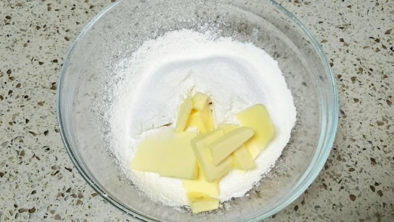 南瓜派,1. 低筋面粉过筛到碗里，加入细砂糖和软化的黄油