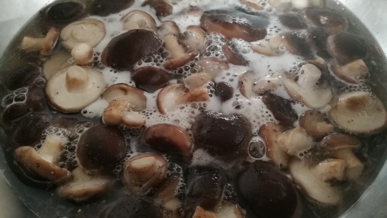 牛肉香菇油麦菜,鲜香菇去根清水洗净，然后放在开水中焯一会。