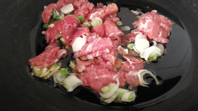 牛肉香菇油麦菜,起锅热油，放入牛肉，葱姜。煸炒。
