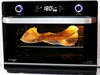 南瓜派,12. 派皮上铺上油纸，放上适量豆子，防止烤的时候鼓起来，空气烤箱提前180度预热，放入派皮烤10分钟