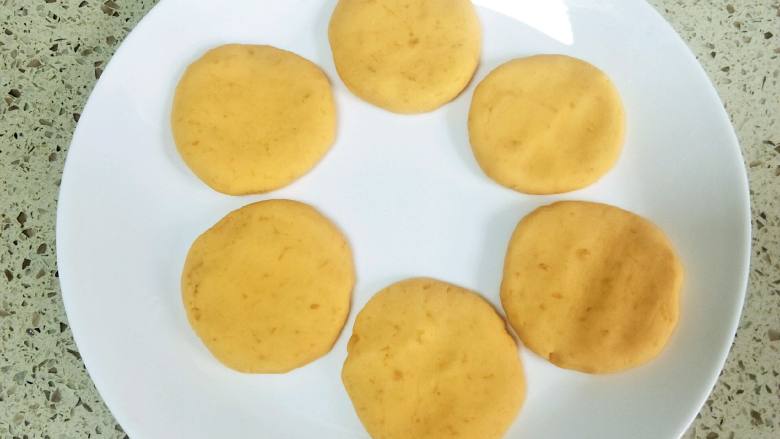 红薯饼,7. 均分成大小相同的小面团搓圆，用手掌压成饼状