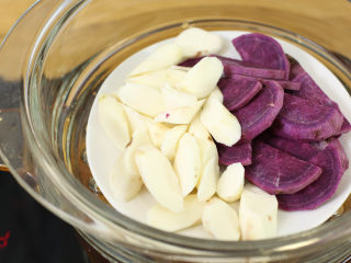 紫薯山药糕7M+,放入蒸锅，将紫薯、山药蒸软，筷子能戳动即可。