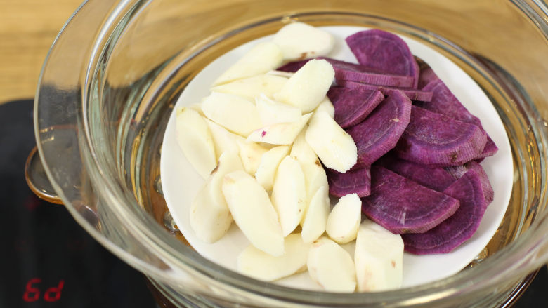 紫薯山药糕7M+,放入蒸锅，将紫薯、山药蒸软，筷子能戳动即可。