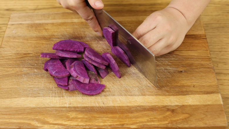 紫薯山药糕7M+,山药、紫薯切片，放入盘中