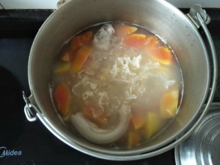 百变水果  木瓜汤,再放入泡软的银耳煮到银耳又绵又软，放入盐即可。