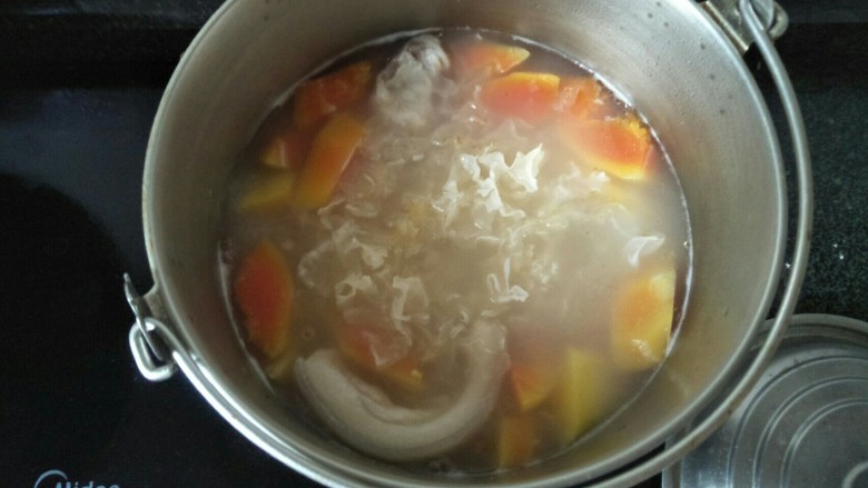 百变水果  木瓜汤,再放入泡软的银耳煮到银耳又绵又软，放入盐即可。