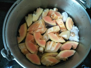 百变水果  木瓜汤,加入木瓜，莲子煮沸后转中小火煮半小时以上