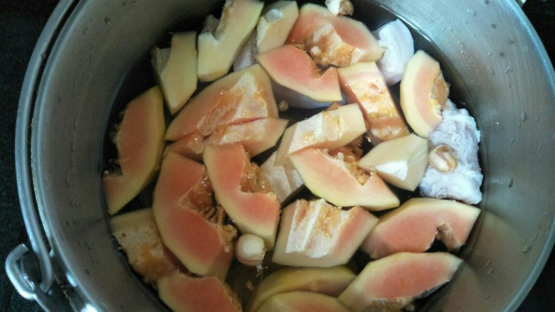 百变水果  木瓜汤,加入木瓜，莲子煮沸后转中小火煮半小时以上