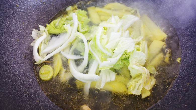 土豆白菜汤,再加入白菜。