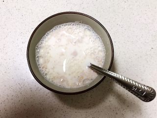 山药小馒头,把酵母倒入牛奶里，加入白砂糖，调至白砂糖融化被