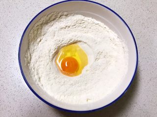 山药小馒头,在山药泥里加入面粉，加入奶粉，打入鸡蛋