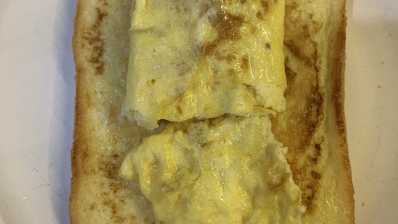厚蛋烧芝士午餐肉三明治,铺上煎好的鸡蛋
