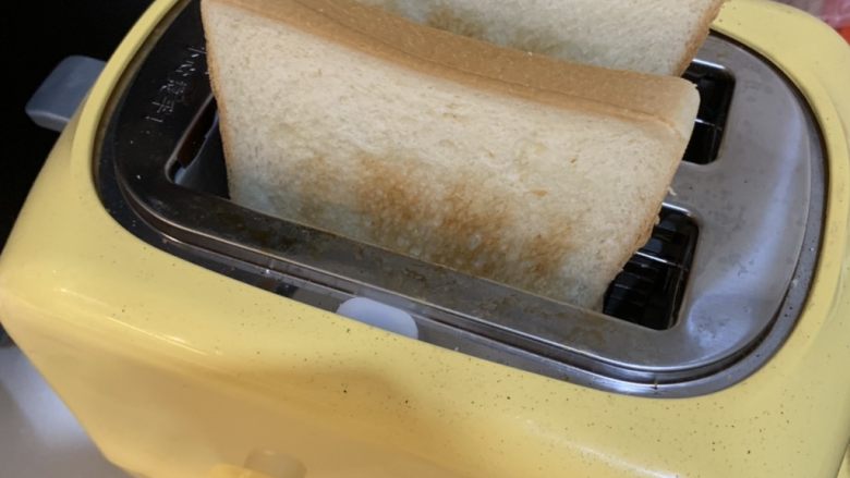 厚蛋烧芝士脆皮肠三明治,面包放面包机3档烤一下