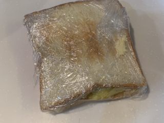 厚蛋烧芝士脆皮肠三明治,用保鲜膜包好，对半切就可以吃了