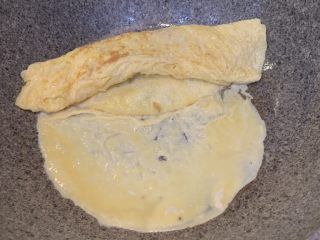 厚蛋烧芝士脆皮肠三明治,下第三次蛋液，蘸着第二层蛋卷边来煎