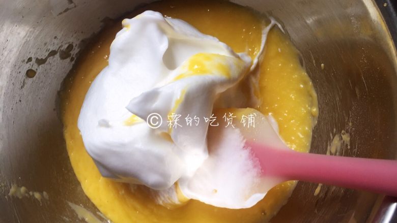 斑马纹戚风,盛三分之一的蛋清到蛋黄糊中，用橡皮刮刀翻拌均匀（翻拌，就是从底部往上翻拌，切不可划圈搅拌）