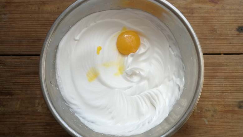萌萌的动物小蛋糕,蛋清打至拎起打蛋头，呈小弯钩状态即可，然后分次加入三个蛋黄，每次加入一个搅打均匀后再加入下一个