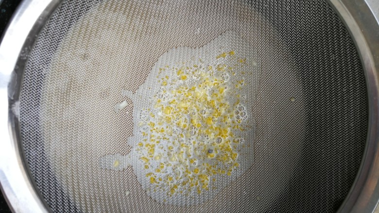 马卡龙～卡仕达酱内陷,把煮好的牛奶分三次加入蛋黄糊里面拌匀，然后过筛。