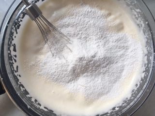 小魔鬼棒棒糖,分两次加入过筛后的低筋面粉，先用蛋抽翻拌均匀
