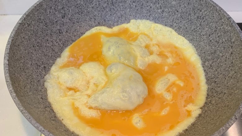 豆芽韭菜鸡蛋炒红薯粉,冷锅热油，放入鸡蛋翻炒至熟，装出来待用
