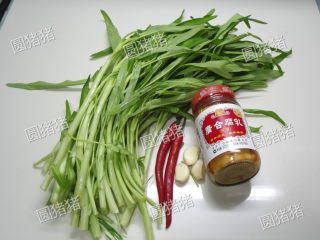 椒丝腐乳炒通菜,做炒通菜最好选购这种嫩的水通菜。