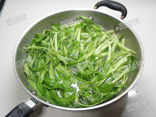 椒丝腐乳炒通菜,烧一锅水加入少内盐，油，烧开后放入通菜氽烫40秒取出沥净水。