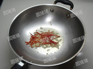 椒丝腐乳炒通菜,炒锅热油，小火加入蒜蓉，红椒丝炒出香味。