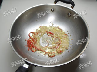 椒丝腐乳炒通菜,小火加入腐乳糊炒开，注意不要炒糊了。