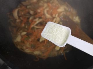 蚝油胡萝卜香菇杭椒炒鸡丝,待锅内汤汁差不多收紧，加一小勺细砂糖，翻炒均匀，即可