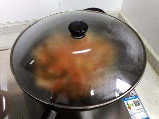 蚝油胡萝卜香菇杭椒炒鸡丝,盖上锅盖，转小火，煮两三分钟
