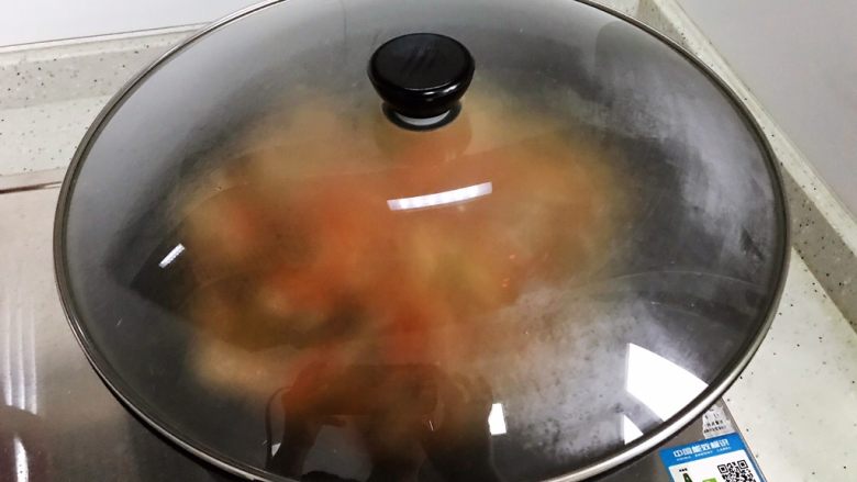 蚝油胡萝卜香菇杭椒炒鸡丝,盖上锅盖，转小火，煮两三分钟