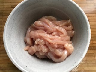 蚝油胡萝卜香菇杭椒炒鸡丝,鸡胸肉洗净之后切成丝