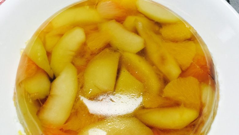 颜值在线的 水果冻,蒸好的水果趁热加入泡软的吉利丁片，搅拌至溶化，放凉，放冰箱冷藏至果冻成型