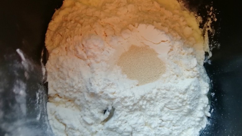 甜味面包卷,再加入<a style='color:red;display:inline-block;' href='/shicai/ 550'>高筋面粉</a>，在面粉中间挖个小洞，加入干酵母，用面粉把干酵母盖起来，启动面包机的“自动和面”程序15分钟。