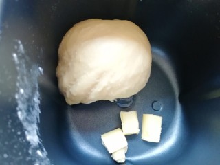 甜味面包卷,15分钟和面程序结束以后，加入黄油，继续选择面包机的“自动和面”程序20分钟。