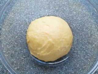 甜味面包卷, 20分钟和面程序结束以后取出面团整形，放在盆里盖上保鲜膜发酵至两倍大。