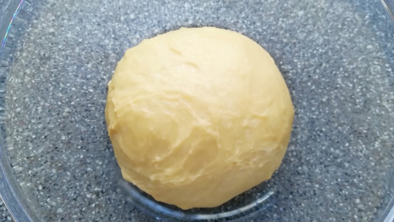 甜味面包卷, 20分钟和面程序结束以后取出面团整形，放在盆里盖上保鲜膜发酵至两倍大。