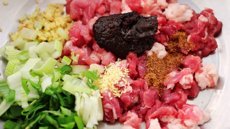胶东半岛的猪肉萝卜海虹麦穗包,看见所有的食材和调料都准备齐全后。