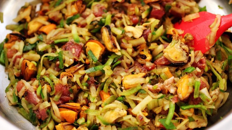 胶东半岛的猪肉萝卜海虹麦穗包,用硅胶铲子把所有的食材搅拌均匀就可以了。