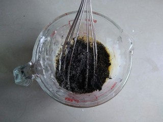 黑芝麻蒸蛋糕,倒入黑芝麻粉。