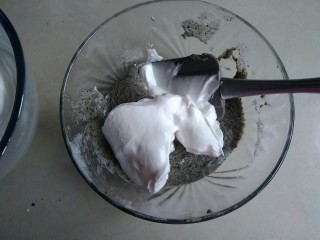 黑芝麻蒸蛋糕,取1/3打发好的蛋白霜到蛋黄糊里，从底部向上翻拌并切拌均匀。